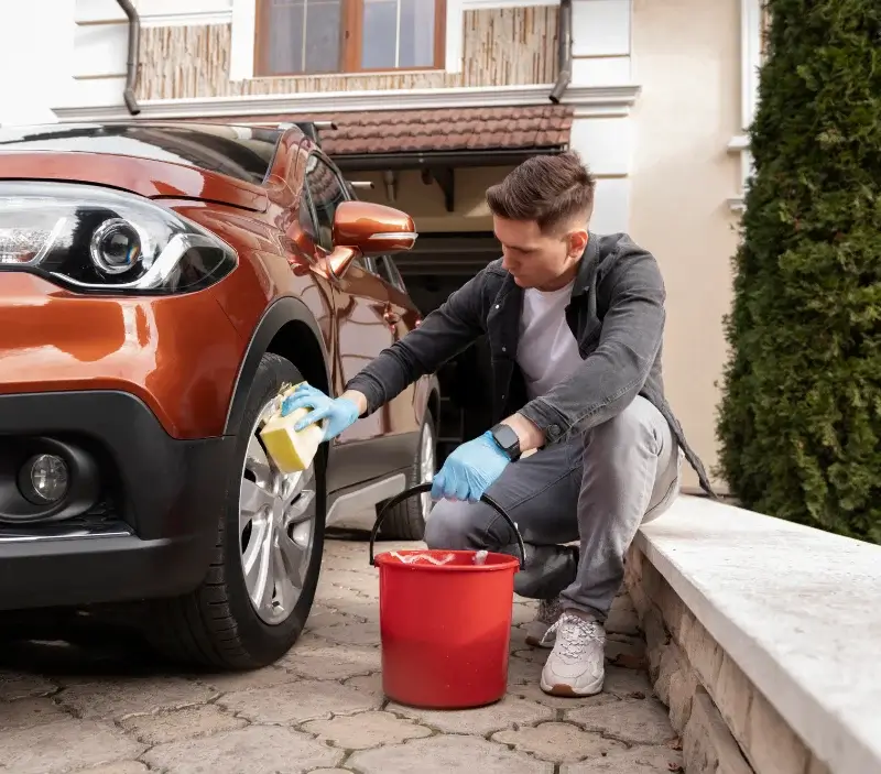 Lavage auto à domicile Sauxillanges : professionnel intervenant sur un véhicule